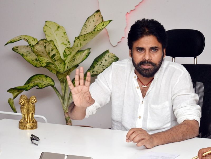 ఇకనైనా వలసలకు అడ్డుకట్ట వేయాలన్న జనసేన పార్టీ నేతల సూచనల పట్ల పవన్ కళ్యాణ్ ఎలా స్పందిస్తారో వేచి చూడాలి. పీఏసీ, పొలిట్ బ్యూరో సమావేశాలతోనైనా పవన్ కళ్యాణ్ వలసలకు అడ్డుకట్ట వేస్తారా లేదా అనేది వేచి చూడాలి.