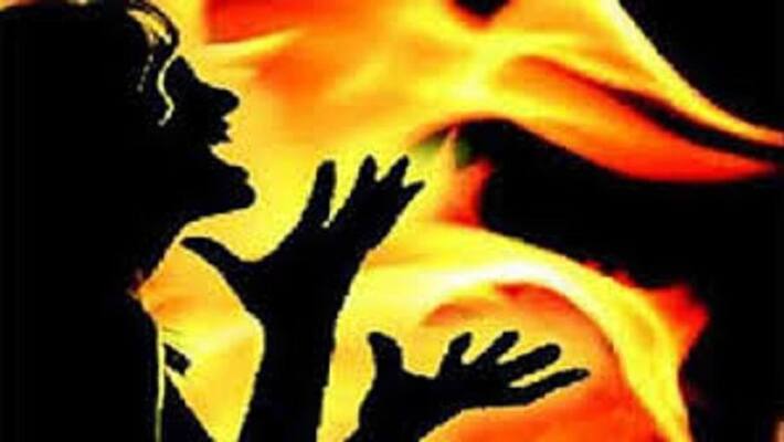 Wife burns husband alive after he denies sharing mobile passcode Wife burns husband alive after he denies sharing mobile passcode
