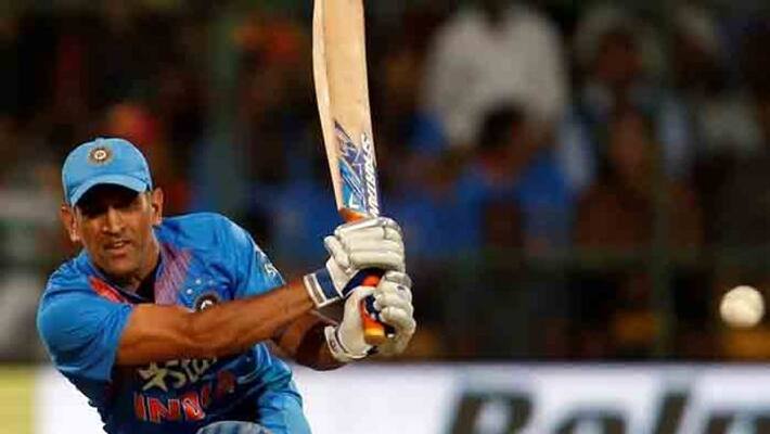 Dhoni short run: Umpire ignores Dhoni short run: Umpire ignores