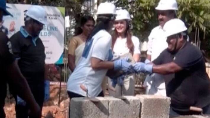 jaqlin fernandes and swetha menon helping kerala flood overcome jaqlin fernandes and swetha menon helping kerala flood overcome