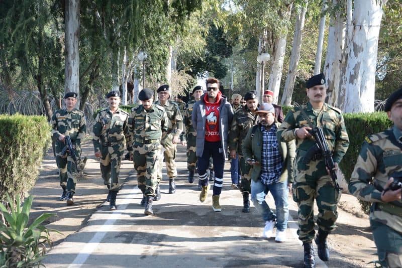 अभिनेता मनीष पॉल रविवार को जम्मू कश्मीर में अंतरराष्ट्रीय सीमा के अग्रिम इलाकों का दौरा करने पहुचे और सरहदों की निगहबानी के लिए सीमा सुरक्षा बल (बीएसएफ) के कर्मियों की बहादुरी को सलाम किया।