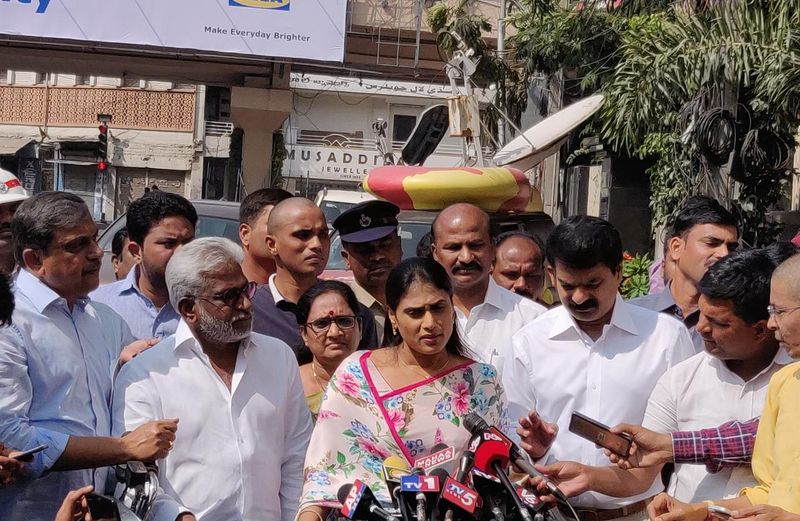 వైయస్ఆర్ కాంగ్రెస్ పార్టీ కోసం ప్రజల మధ్యకు వస్తుంటే సోషల్ మీడియా వేదికగా వస్తున్న పుకార్లు తీవ్ర ఇబ్బందులుకు గురిచేసినా వాటిపై పోరాడారు వైయస్ షర్మిల. వాటన్నింటిని ఎదుర్కొని ప్రజల మధ్యకు చేరారు.