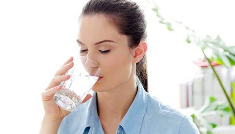 पानी: एक दिन में कम से कम 8 गिलास पानी पीएं। अगर चाहें तो तो इससे भी ज्यादा पी सकते हैं।