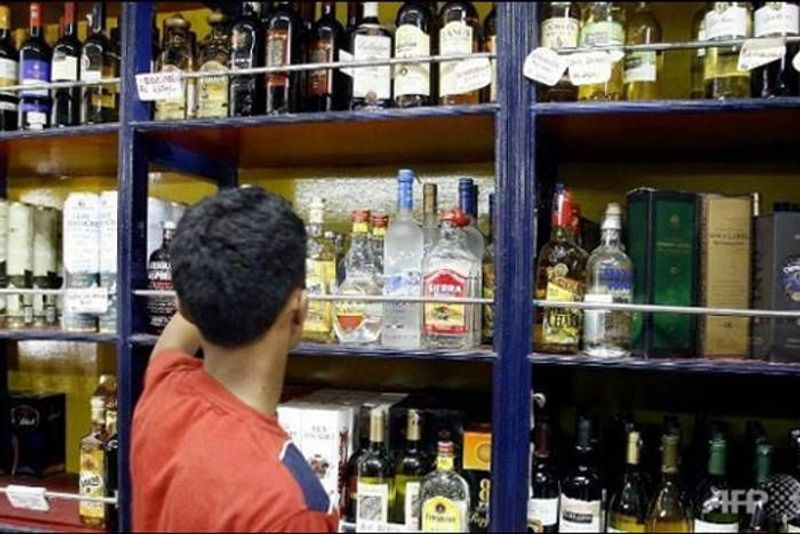 men tie wine bottles on body bihar wine prohibition sharabbandi viral photo truth kpt