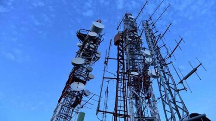 Price war: Reliance Jio wont raise tariffs, Bharti Airtel, Vodafone Idea revenues to suffer Price war: Reliance Jio wont raise tariffs, Bharti Airtel, Vodafone Idea revenues to suffer