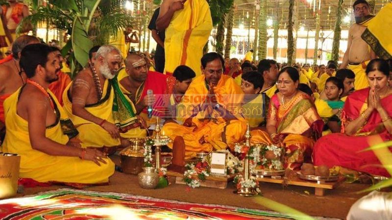 Harish Rao and KTR in KCR's Sahasra Chandiyagam