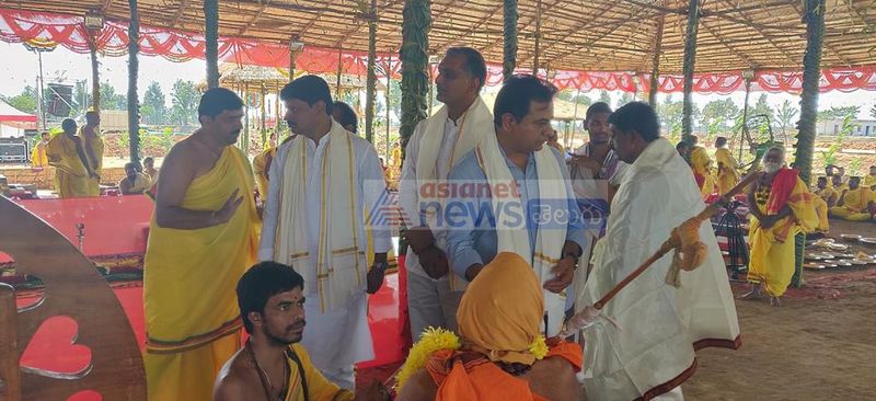 Harish Rao and KTR in KCR's Sahasra Chandiyagam