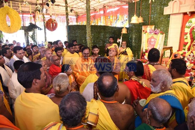 Harish Rao and KTR in KCR's Sahasra Chandiyagam