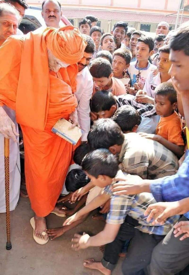 Shivakumara Swamiji of Siddaganga Mutt in Tumakuru, Karnataka, breathed his last on January 21 at the age of 111.