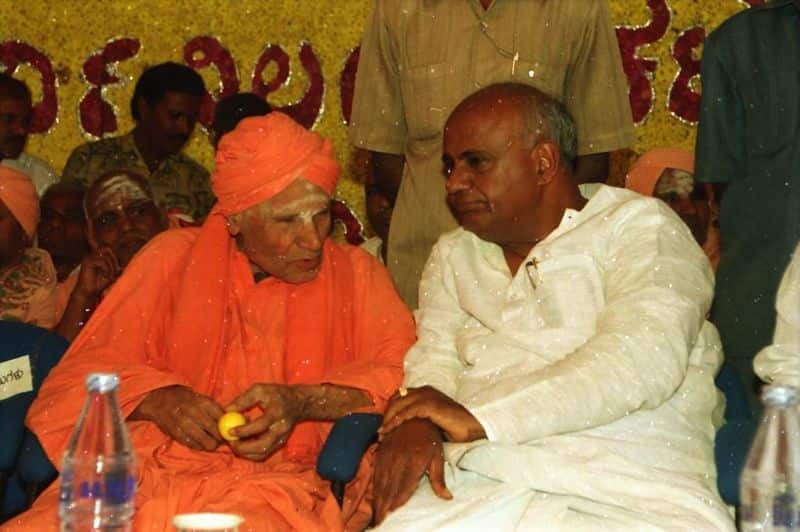 1. On April 1, 1709, Shivakumara Swamiji was born to Patel Honappa and Gangamma in Ramanagara's Veerapura, Karnataka, where he completed his primary and secondary education.