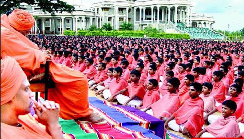 ಗ್ರಂಥದಲ್ಲಿ, ಗುಡಿಯಲ್ಲಿ ಧರ್ಮವಿಲ್ಲ. ಬದುಕಿನಲ್ಲಿದೆ, ಹೃದಯವಂತಿಕೆಯಲ್ಲಿದೆ.
