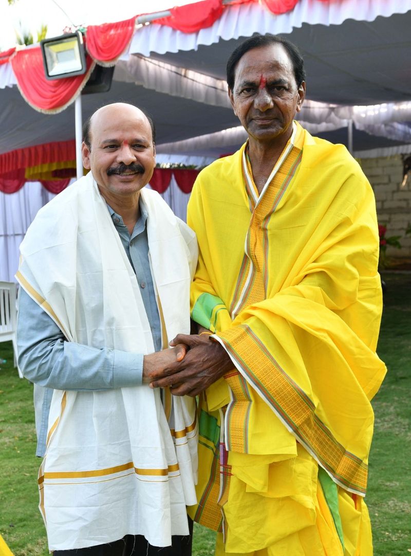 political leader in kcrs sahasra chandi yagam