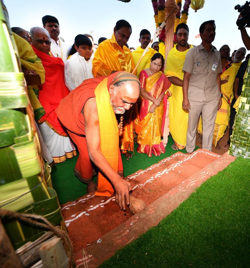 political leader in kcrs sahasra chandi yagam