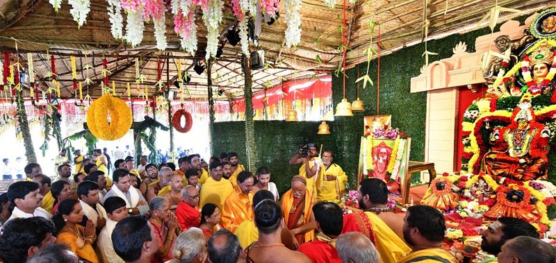 political leader in kcrs sahasra chandi yagam