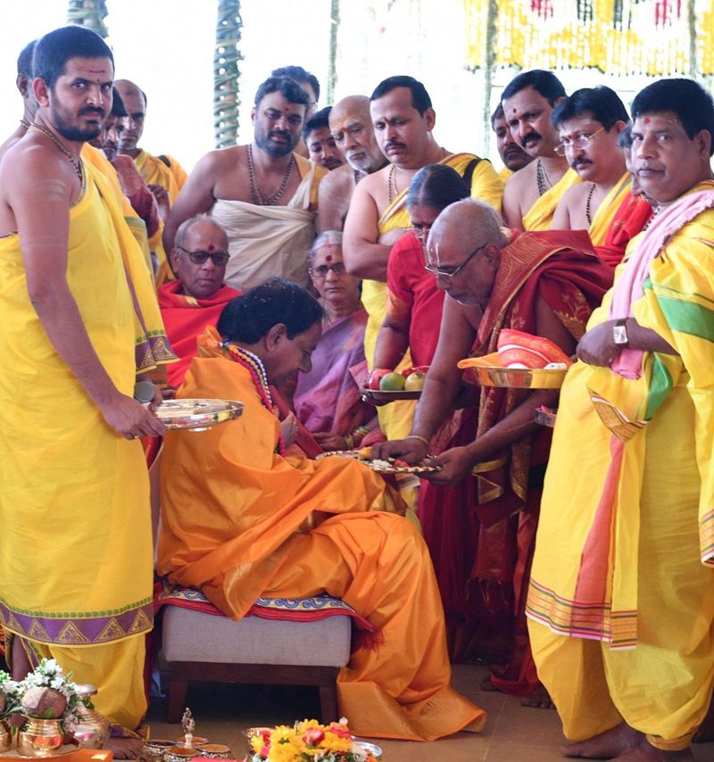 political leader in kcrs sahasra chandi yagam