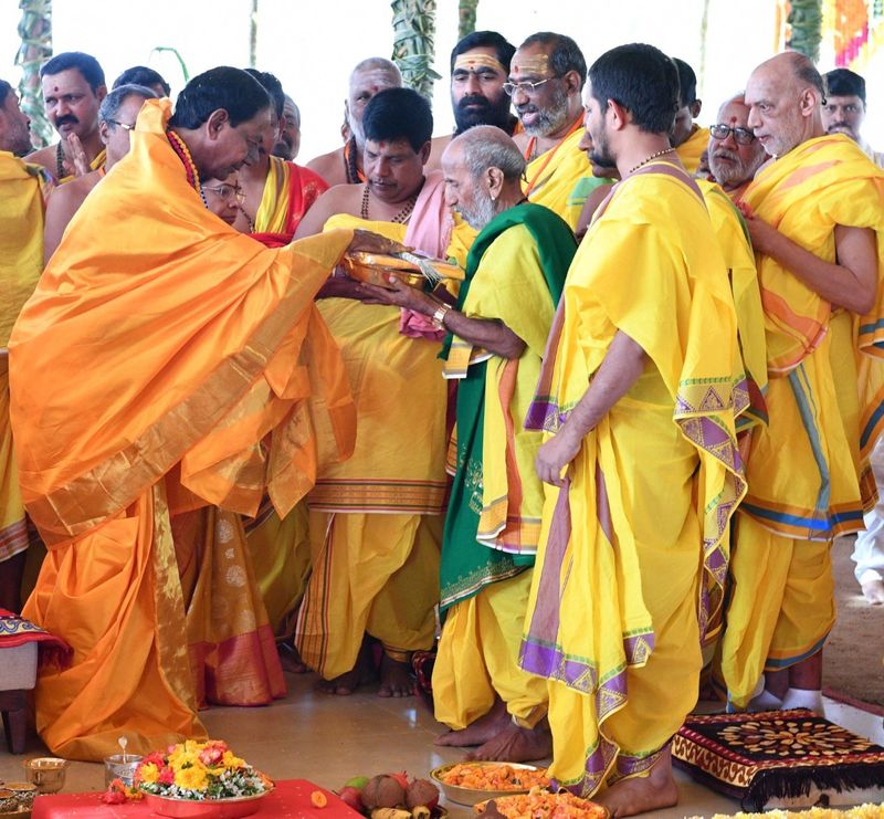 political leader in kcrs sahasra chandi yagam