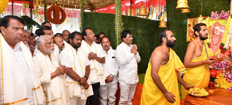 political leader in kcrs sahasra chandi yagam