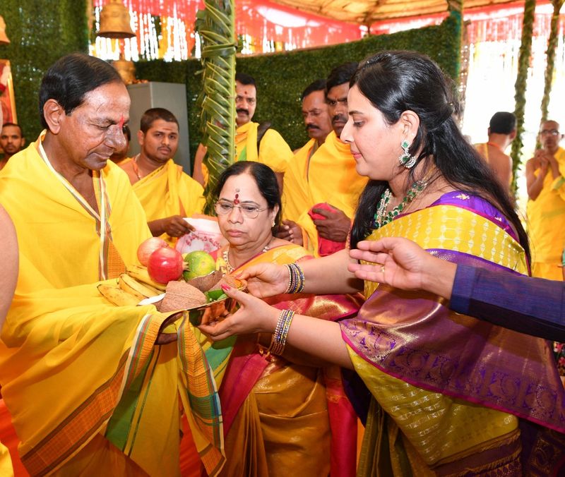 political leader in kcrs sahasra chandi yagam