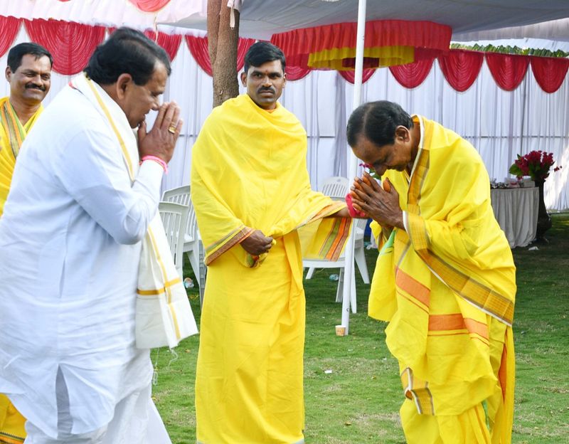 political leader in kcrs sahasra chandi yagam