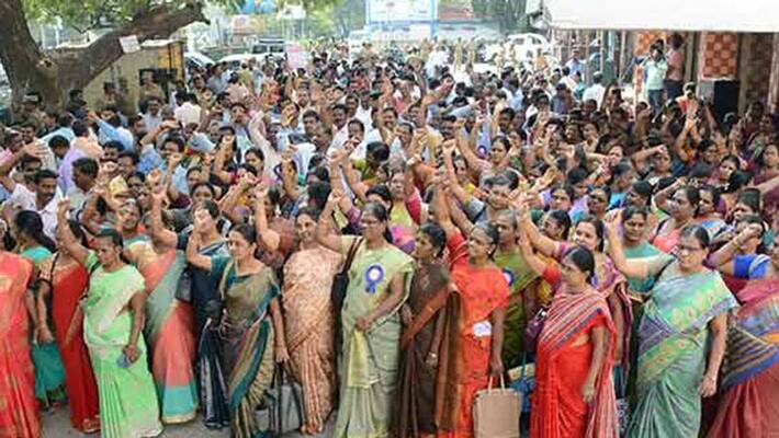 Primary school teachers protest for better salary, transfer Primary school teachers protest for better salary, transfer