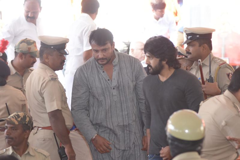ಸಂತನಿಗೆ ನಟನ ಅಂತಿಮ ದರ್ಶನ.