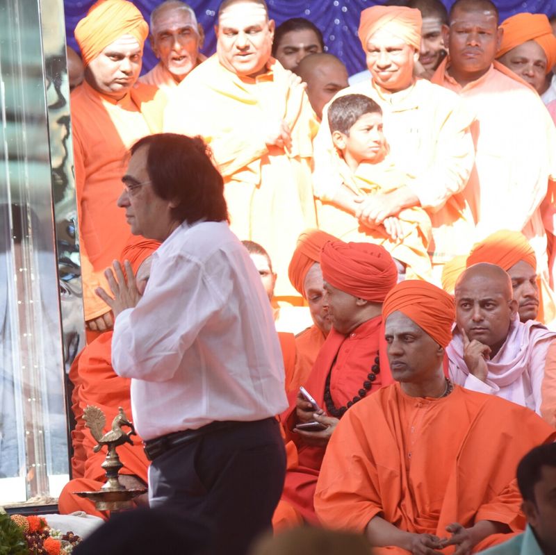 ಶ್ರೀಗಳಿಗೆ ಅಂತಿಮ ನಮನ ಸಲ್ಲಿಸಿದ ಅಶೋಕ್ ಖೇಣಿ. ಚಿತ್ರಗಳು: ಎ.ವೀರಮಣಿ