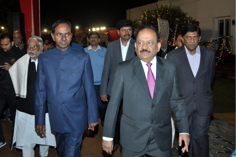 దసరా తర్వాత కేసీఆర్ మంత్రివర్గాన్ని విస్తరించే అవకాశం ఉంది. ఇవాళ్టికే మంచి రోజులు ముగియనున్నాయి. ఈ కారణంగానే కొత్త సచివాలయం, అసెంబ్లీ భవనాలకు కేసీఆర్ శంకుస్థాపన చేశారు.