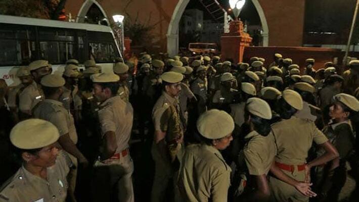 Can the police who preach all over the city do this .. ?? Public shocked .. Can the police who preach all over the city do this .. ?? Public shocked ..