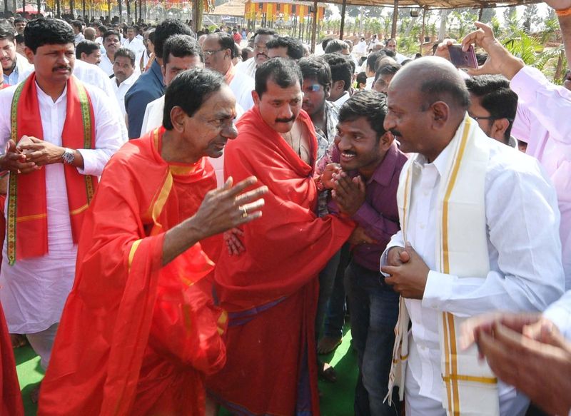 ఈ ఫలితాల తర్వాత కేసీఆర్ పార్టీని బలోపేతం చేసే దిశగా ప్లాన్ చేస్తున్నారు. ఇదే సమయంలో పార్టీకి సీనియర్ల సేవలను కూడ ఉపయోగించుకోవాలని కేసీఆర్ భావించారు. ఈ పరిణామాలతో మంత్రివర్గ విస్తరణను వాయిదా వేశారనే ప్రచారం కూడ లేకపోలేదు.