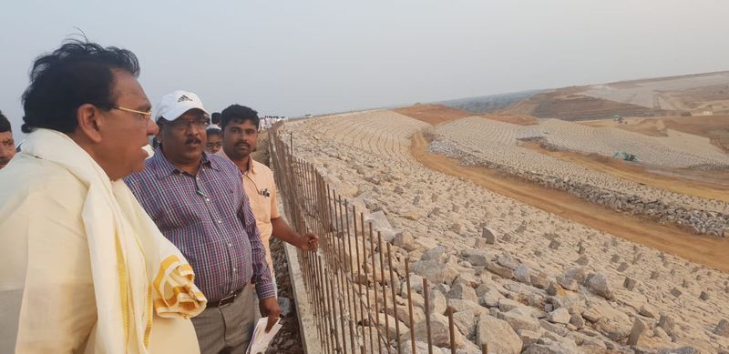 కొండపోచమ్మ రిజర్వాయర్ పనులను పరిశీలించిన పోచారం