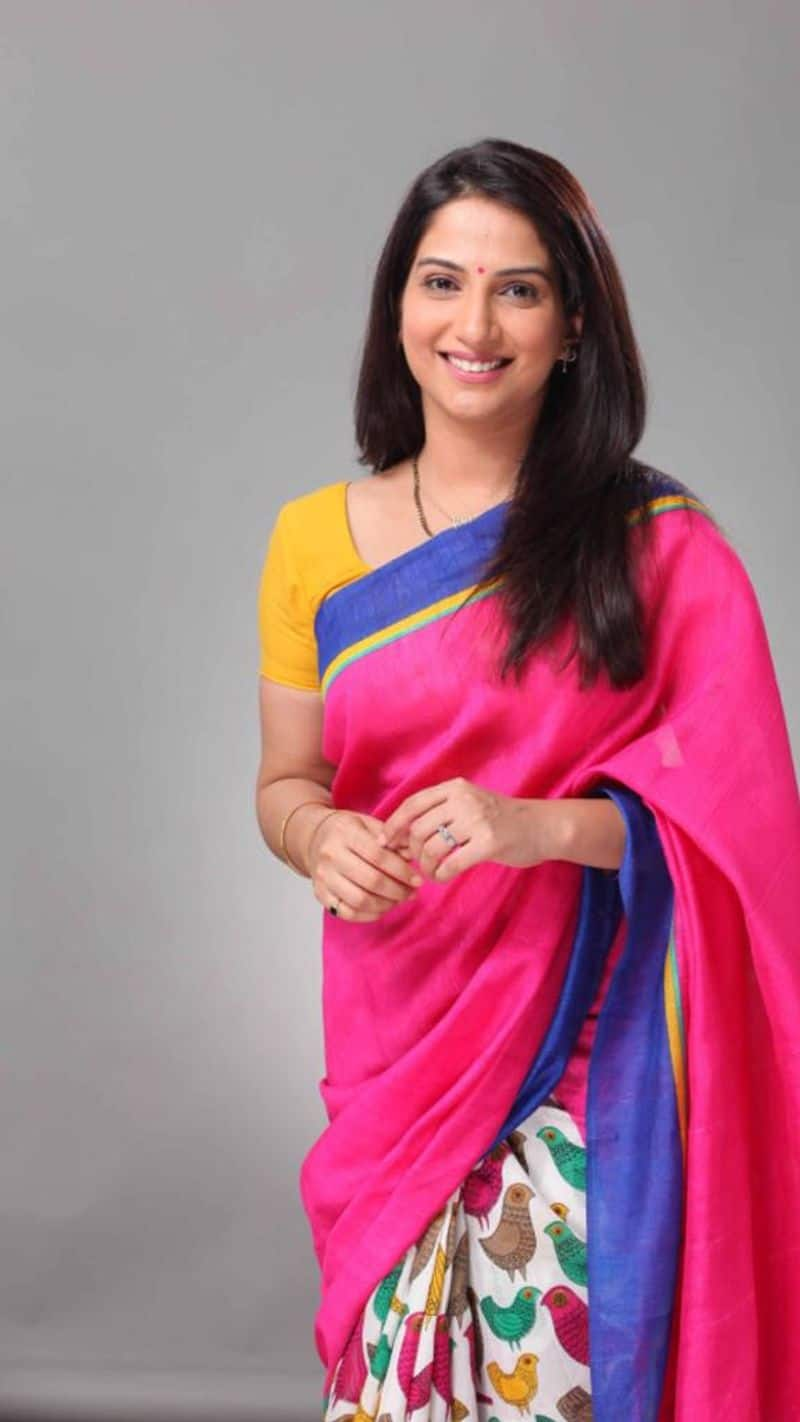 Poorva Gokhale who plays Anupriya in Zee TV’s Tujhse Hai Raabta said, “In school, Republic Day was always about coming together to hoist the flag, sing patriotic songs and participating in the march-past to celebrate this day. Moreover, I would urge every Indian to value and respect this historic day. Wishing all my fans a Happy Republic Day. Jai Hind!