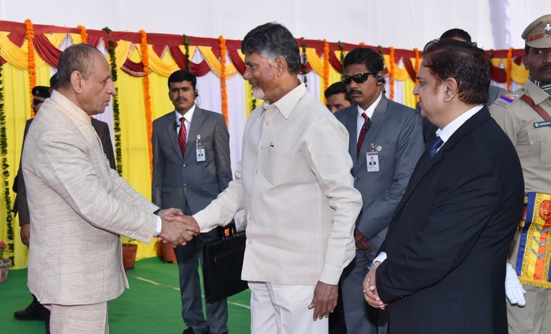 గణతంత్ర వేడుకలు: గవర్నర్ తో చేతులు కలిపిన బాబు (ఫొటోలు)