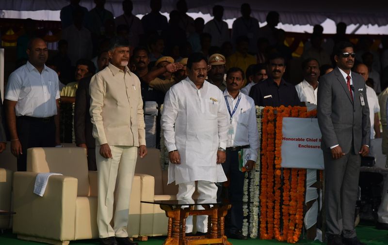 గణతంత్ర వేడుకలు: గవర్నర్ తో చేతులు కలిపిన బాబు (ఫొటోలు)