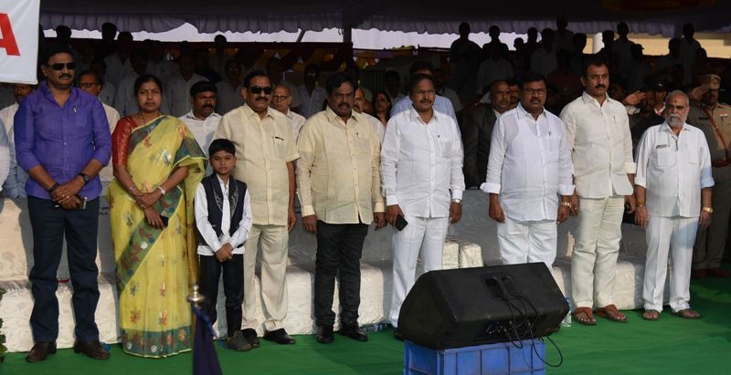 గణతంత్ర వేడుకలు: గవర్నర్ తో చేతులు కలిపిన బాబు (ఫొటోలు)