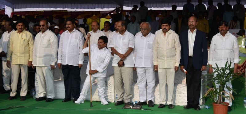 గణతంత్ర వేడుకలు: గవర్నర్ తో చేతులు కలిపిన బాబు (ఫొటోలు)