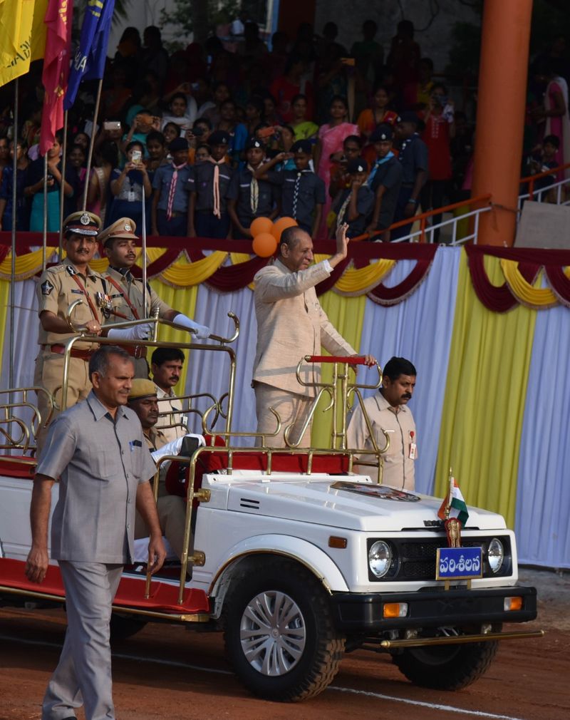 గణతంత్ర వేడుకలు: గవర్నర్ తో చేతులు కలిపిన బాబు (ఫొటోలు)