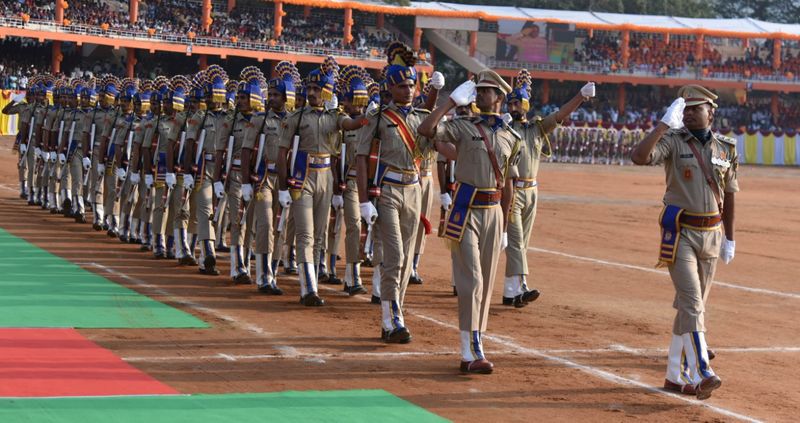 గణతంత్ర వేడుకలు: గవర్నర్ తో చేతులు కలిపిన బాబు (ఫొటోలు)