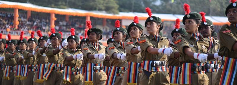 గణతంత్ర వేడుకలు: గవర్నర్ తో చేతులు కలిపిన బాబు (ఫొటోలు)