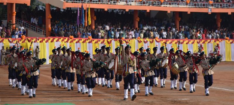 గణతంత్ర వేడుకలు: గవర్నర్ తో చేతులు కలిపిన బాబు (ఫొటోలు)