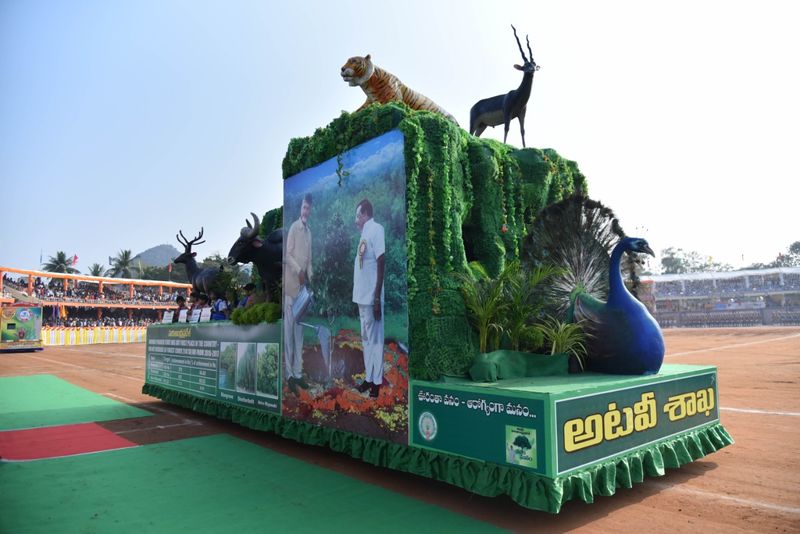 గణతంత్ర వేడుకలు: గవర్నర్ తో చేతులు కలిపిన బాబు (ఫొటోలు)
