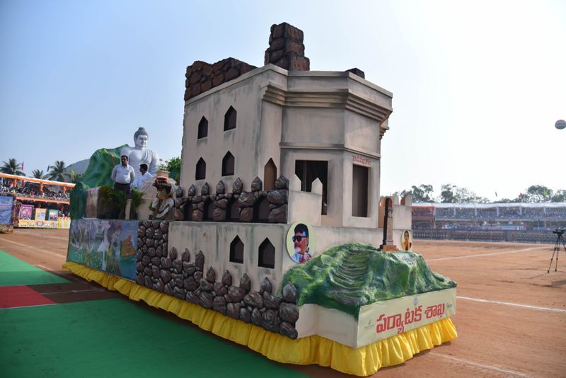 గణతంత్ర వేడుకలు: గవర్నర్ తో చేతులు కలిపిన బాబు (ఫొటోలు)