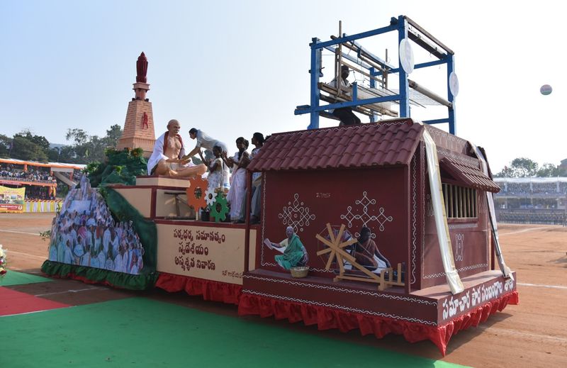 గణతంత్ర వేడుకలు: గవర్నర్ తో చేతులు కలిపిన బాబు (ఫొటోలు)