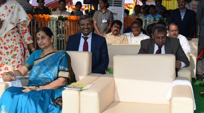 గణతంత్ర వేడుకలు: గవర్నర్ తో చేతులు కలిపిన బాబు (ఫొటోలు)