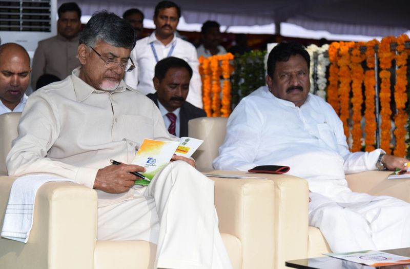గణతంత్ర వేడుకలు: గవర్నర్ తో చేతులు కలిపిన బాబు (ఫొటోలు)