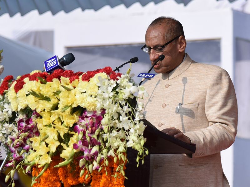గణతంత్ర వేడుకలు: గవర్నర్ తో చేతులు కలిపిన బాబు (ఫొటోలు)