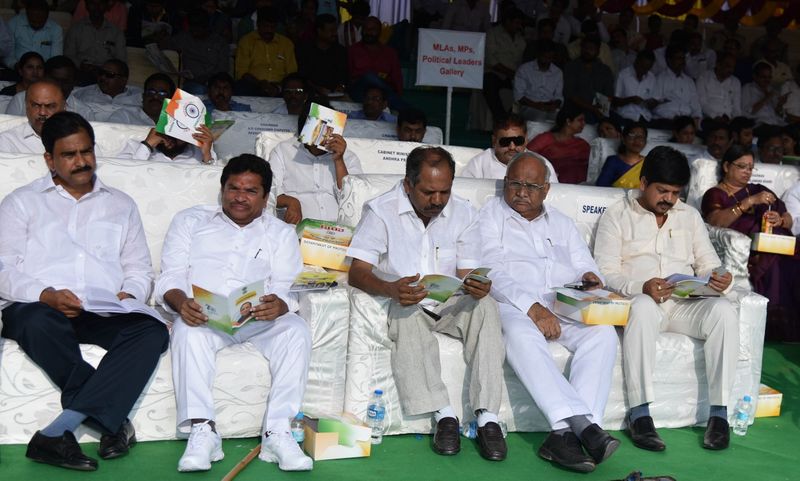 గణతంత్ర వేడుకలు: గవర్నర్ తో చేతులు కలిపిన బాబు (ఫొటోలు)