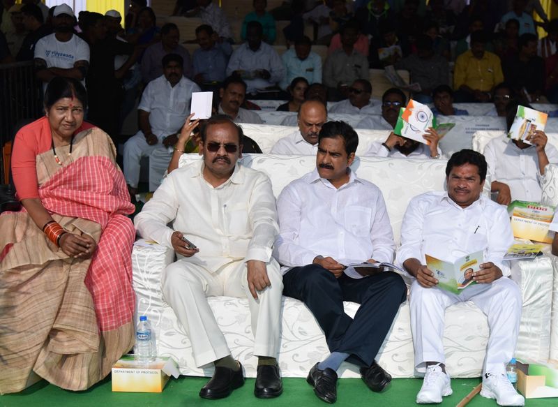 గణతంత్ర వేడుకలు: గవర్నర్ తో చేతులు కలిపిన బాబు (ఫొటోలు)