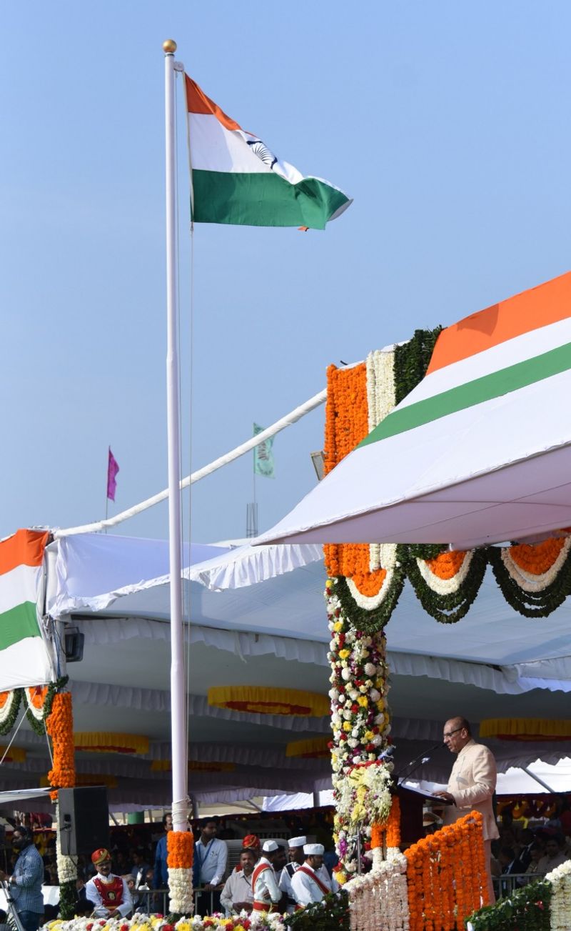 గణతంత్ర వేడుకలు: గవర్నర్ తో చేతులు కలిపిన బాబు (ఫొటోలు)