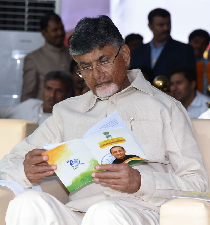 గణతంత్ర వేడుకలు: గవర్నర్ తో చేతులు కలిపిన బాబు (ఫొటోలు)