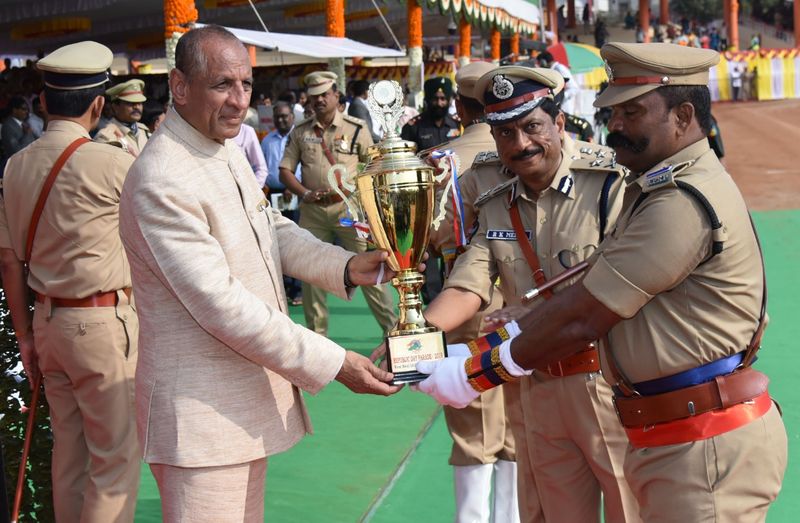 గణతంత్ర వేడుకలు: గవర్నర్ తో చేతులు కలిపిన బాబు (ఫొటోలు)